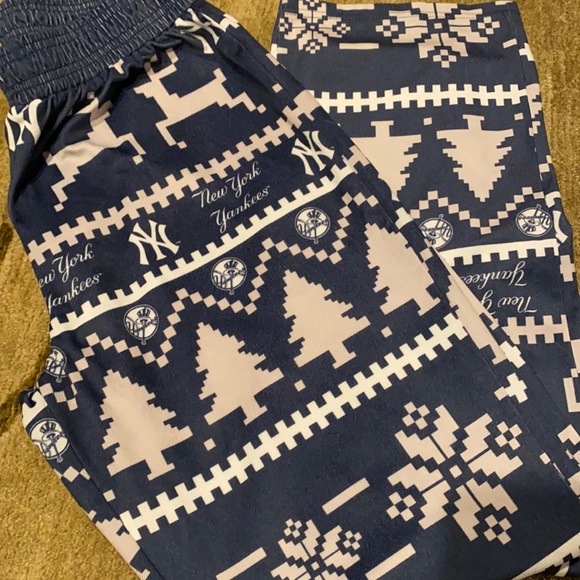 ~MLB Genuine Merchandise ~ Yankees Christmas Pajama Set - Picture 2 of 8